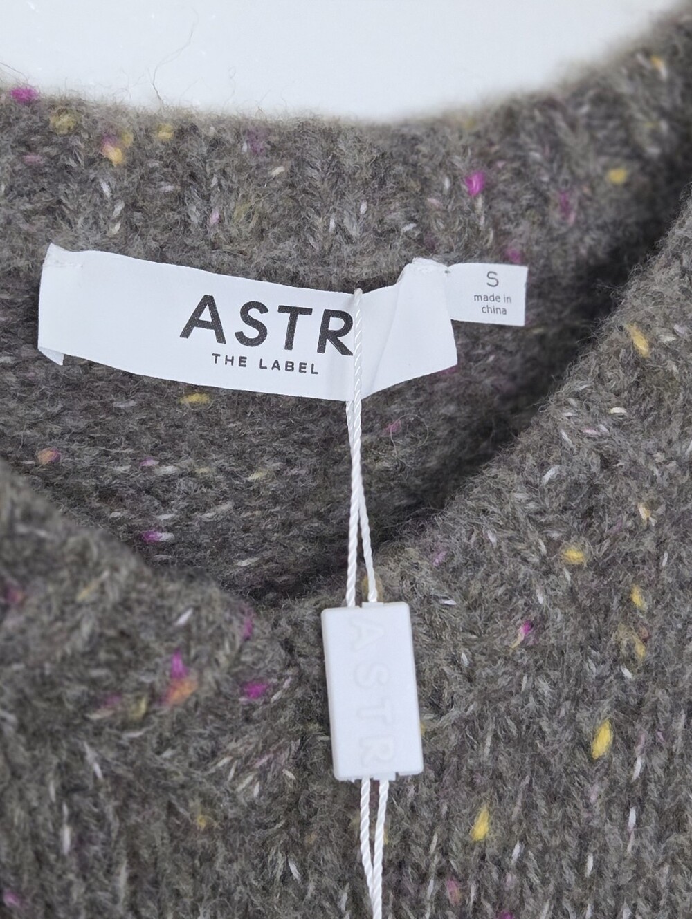 ASTR The Label Taytum V-neck Multicolor Speckled Wool Blend  Sleeveless Vest - Picture 7 of 8